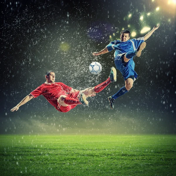 Dos jugadores de fútbol golpeando la pelota —  Fotos de Stock