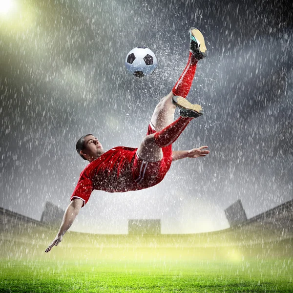 Jugador de fútbol golpeando la pelota — Foto de Stock