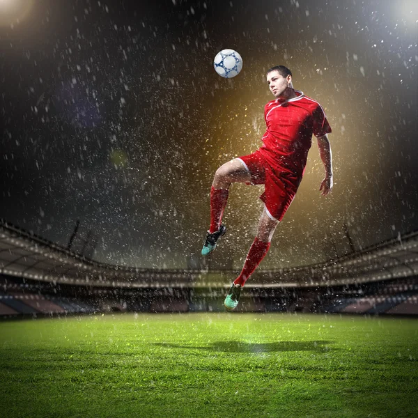 Jugador de fútbol golpeando la pelota — Foto de Stock