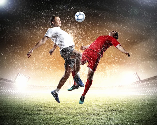 Zwei Fußballer, die den Ball schlagen — Stockfoto