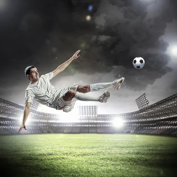 Joueur de football frappant le ballon — Photo