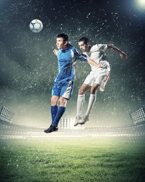 Dos jugadores de fútbol golpeando la pelota —  Fotos de Stock