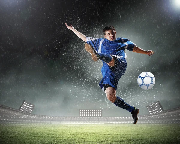 topu çarpıcı futbolcu