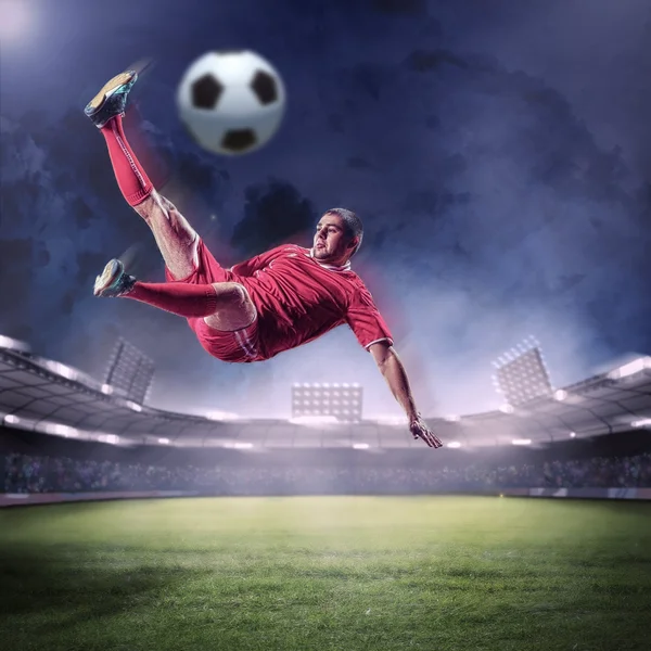 Joueur de football frappant le ballon — Photo