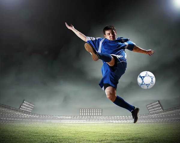 Voetballer de bal opvallend — Stockfoto