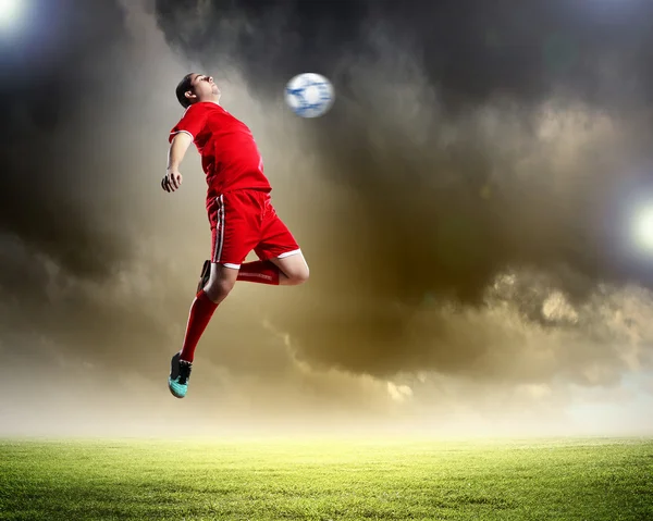 Giocatore di calcio colpire la palla — Foto Stock
