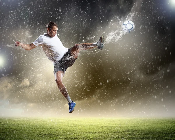 Jugador de fútbol golpeando la pelota — Foto de Stock