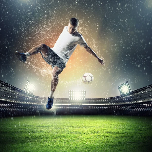 Jugador de fútbol golpeando la pelota — Foto de Stock