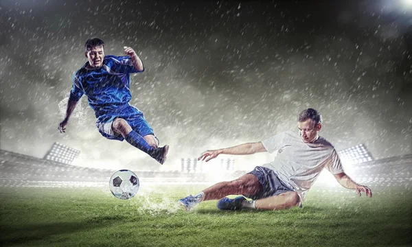 Dos jugadores de fútbol golpeando la pelota — Foto de Stock