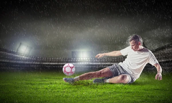 Topu çarpıcı futbolcu — Stok fotoğraf
