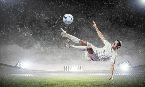 Football player striking the ball — Stock Photo, Image