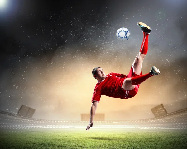 Jogador de futebol golpeando a bola — Fotografia de Stock