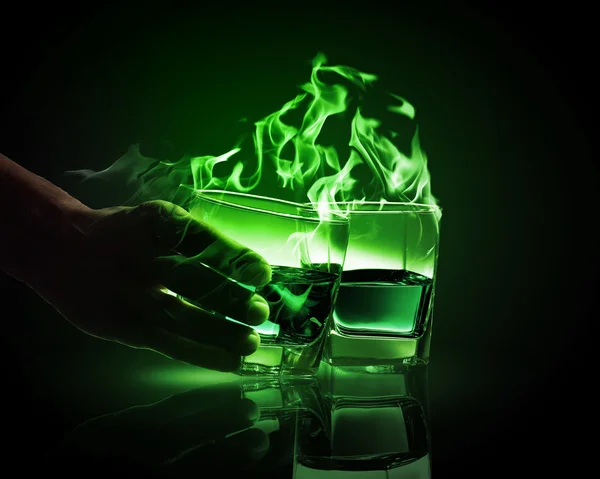 Два стакана зеленого абсента — стоковое фото