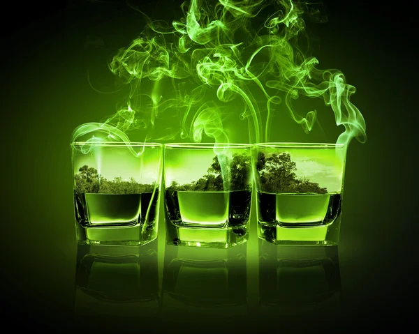 Drie glazen van groene absinth — Stockfoto