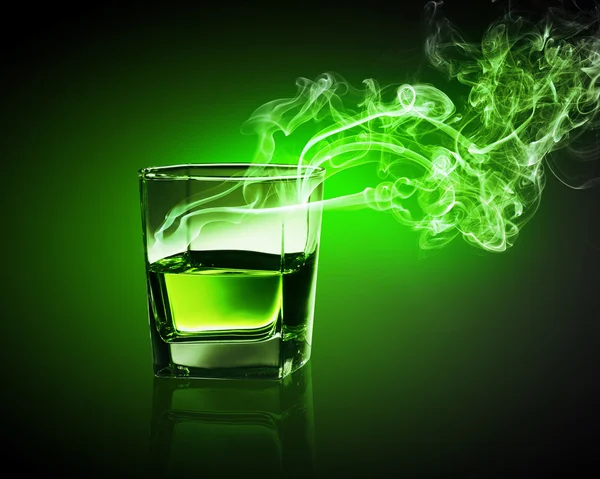 Glas grön absinth — Stockfoto