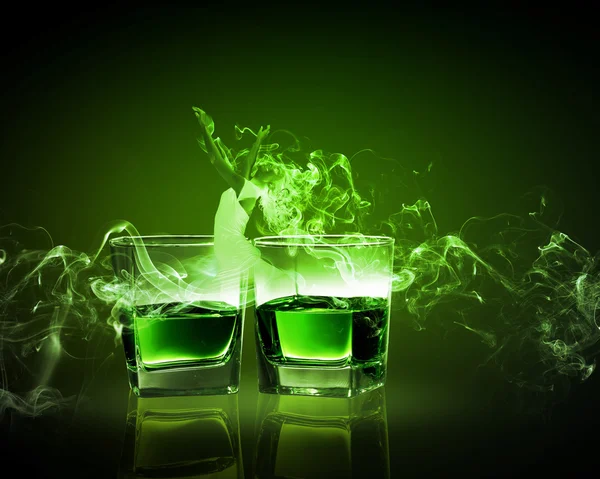 Twee glazen van groene absinth — Stockfoto
