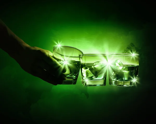 Drei Gläser grünen Absinth mit Eiswürfeln — Stockfoto