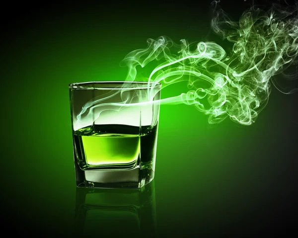 Glas grüner Absinth — Stockfoto