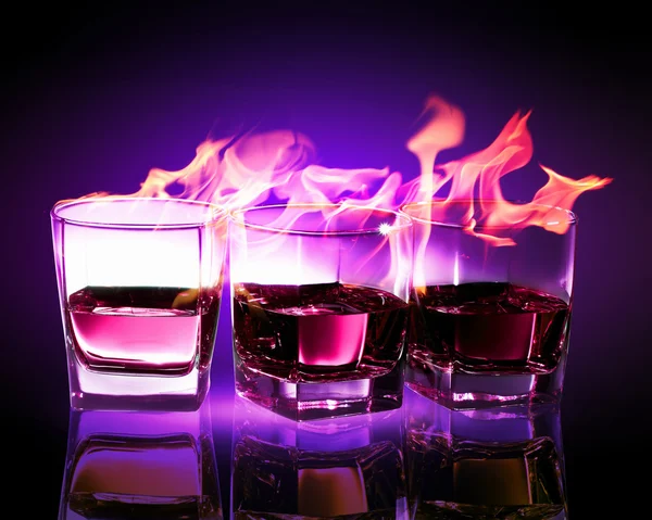Tiga gelas absinthe ungu terbakar — Stok Foto
