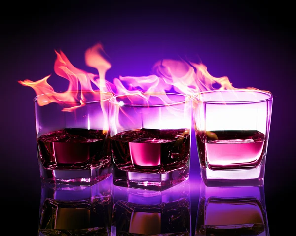 Drei Gläser brennenden lila Absinth — Stockfoto