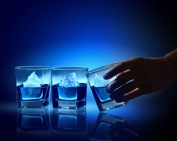Tiga gelas cairan biru — Stok Foto