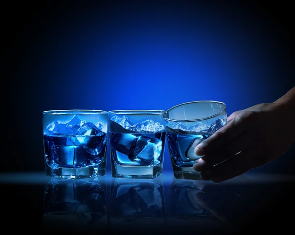 Drei Gläser blaue Flüssigkeit — Stockfoto