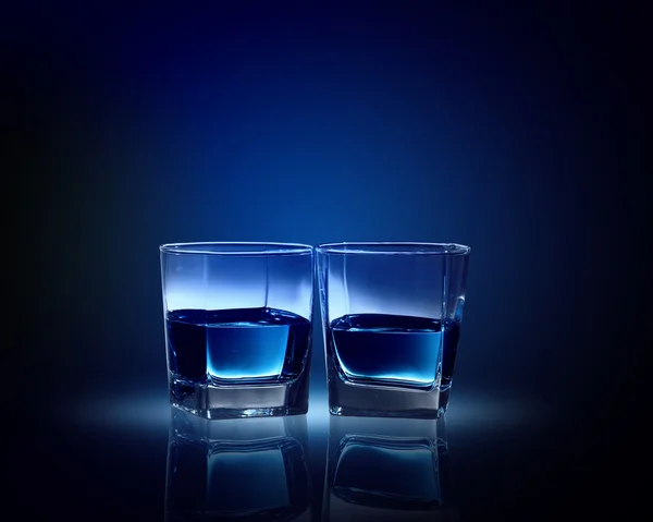 Dois copos de líquido azul — Fotografia de Stock