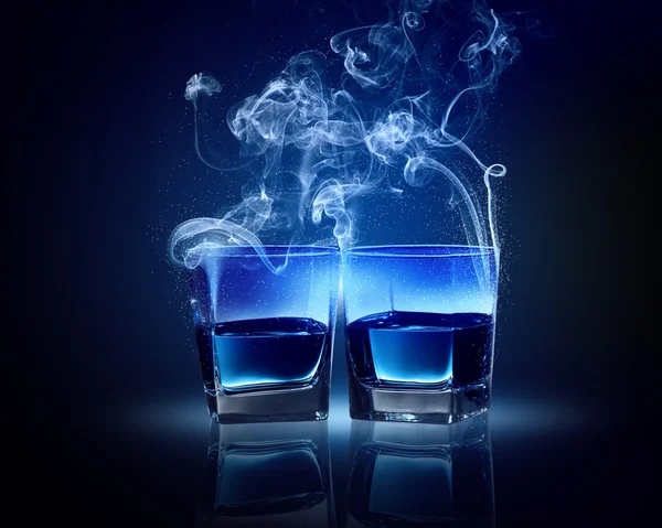 Dos vasos de cóctel azul — Foto de Stock