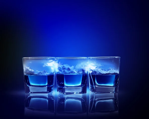 Три склянки блакитної рідини — стокове фото