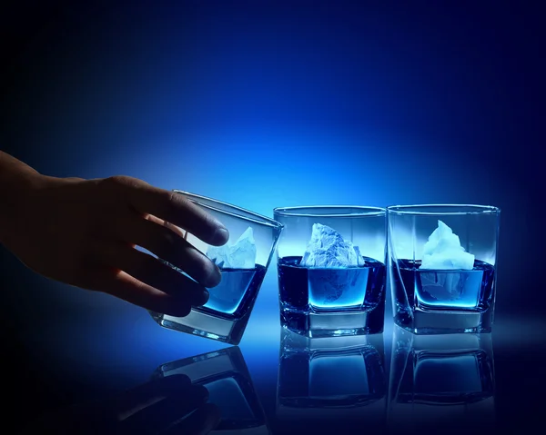 Drei Gläser blaue Flüssigkeit — Stockfoto