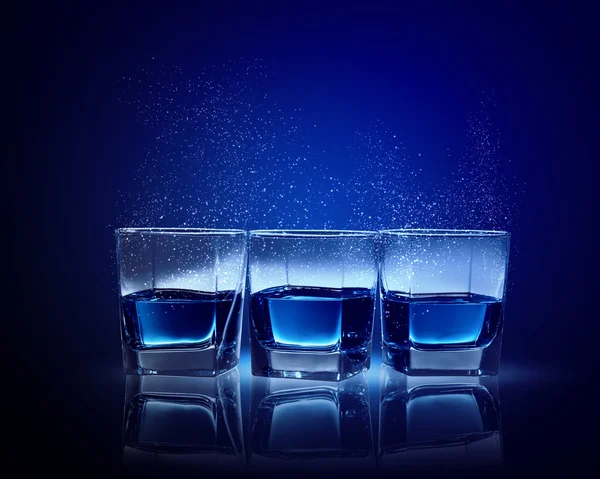 Trois verres de liquide bleu — Photo