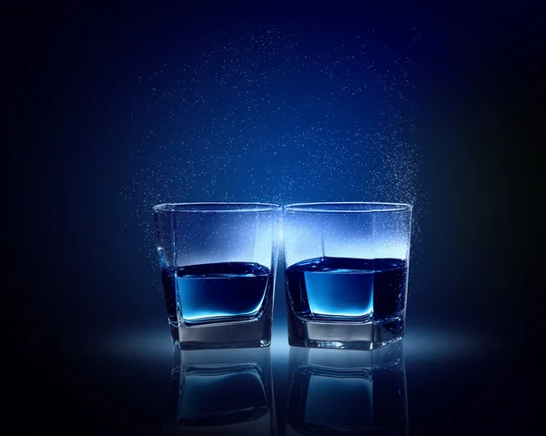 青い液体の 2 つのメガネ — ストック写真