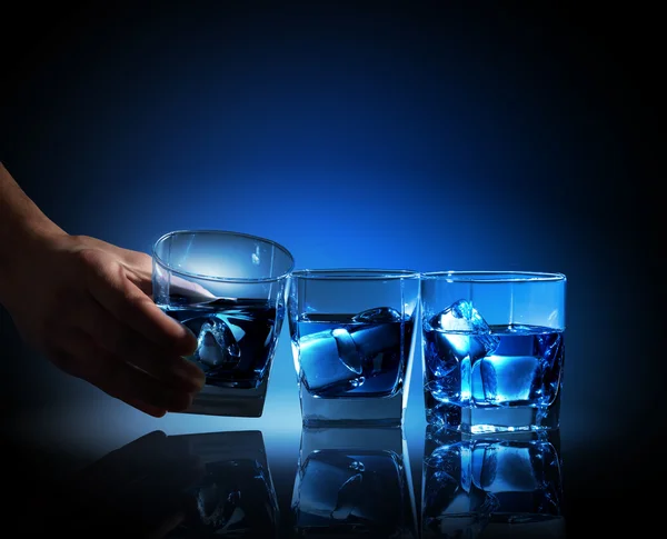 Tiga gelas cairan biru — Stok Foto