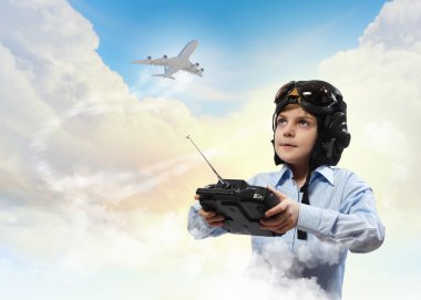 Küçük çocuk pilot şapkası