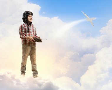 Küçük çocuk pilot şapkası