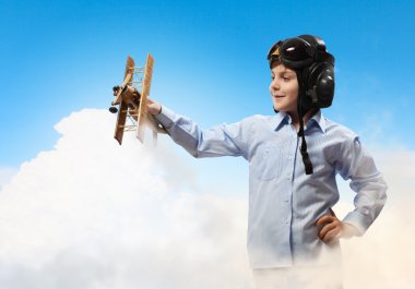 Küçük çocuk pilot şapkası
