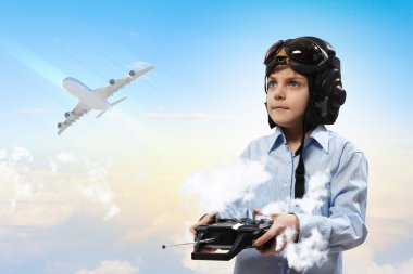 Küçük çocuk pilot şapkası