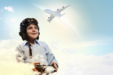 Küçük çocuk pilot şapkası