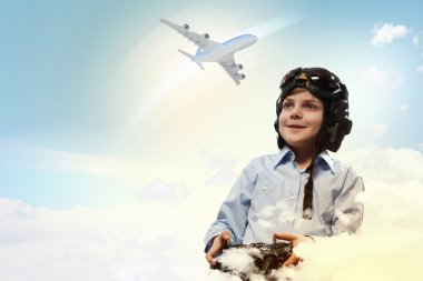Küçük çocuk pilot şapkası