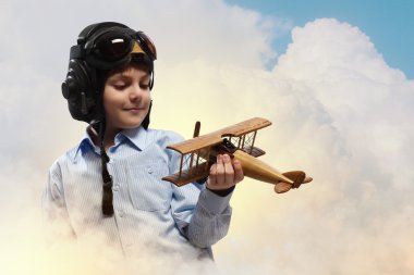 Küçük çocuk pilot şapkası