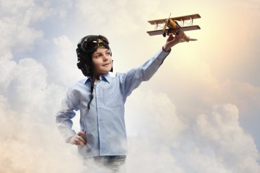 Küçük çocuk pilot şapkası