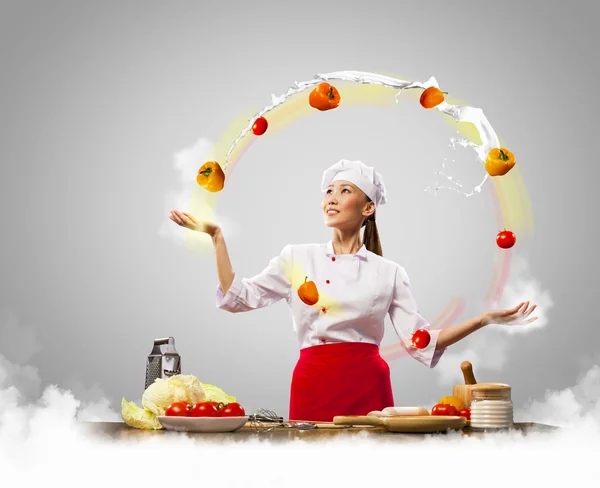 Jongleur vrouwelijke cook — Stockfoto