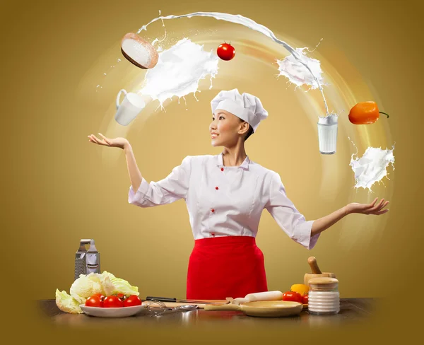Kobieta kucharz kuglarz — Zdjęcie stockowe