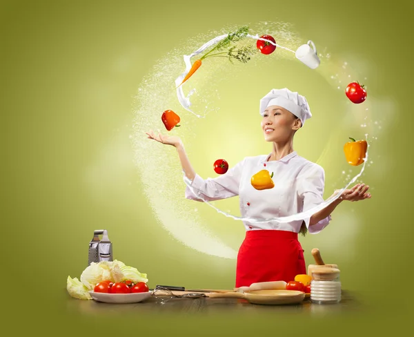 Malabarista cozinheiro feminino — Fotografia de Stock