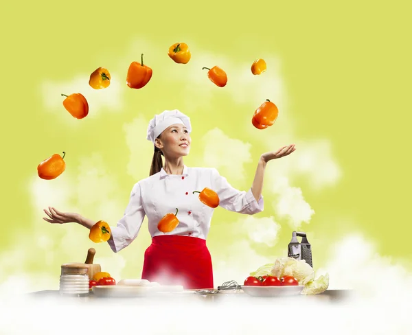 Jongleur vrouwelijke cook — Stockfoto