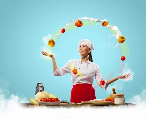 Malabarista cozinheiro feminino — Fotografia de Stock