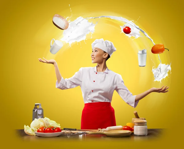जुगलर महिला स्वयंपाक — स्टॉक फोटो, इमेज