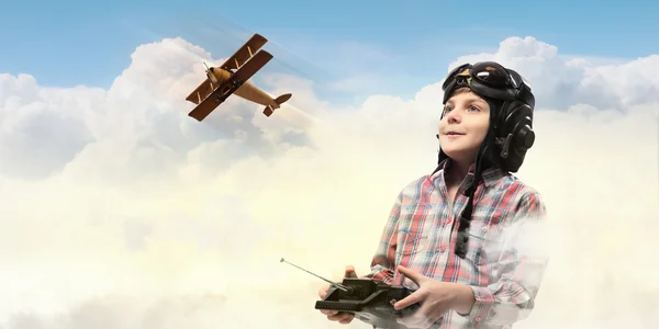 Kisfiú pilóta kalapban — Stock Fotó