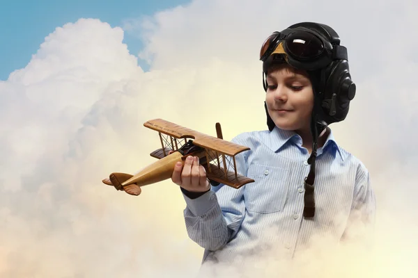 Kleine jongen in helikopterpiloot hoed — Stockfoto