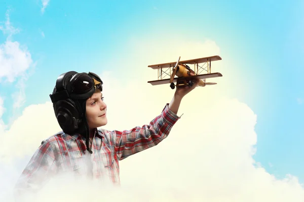 Kleiner Junge mit Pilotenhut — Stockfoto